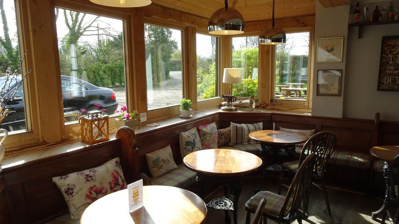 The Furze Bush Inn نيوبري المظهر الخارجي الصورة